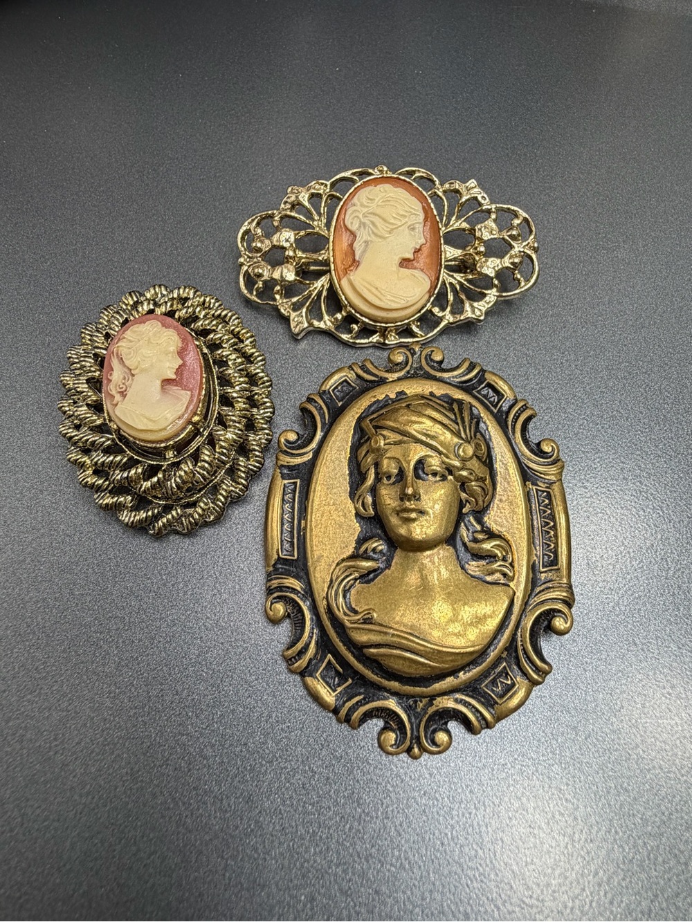 Vintage Cameo Brooches Set #8cam - Picture 2 of 3